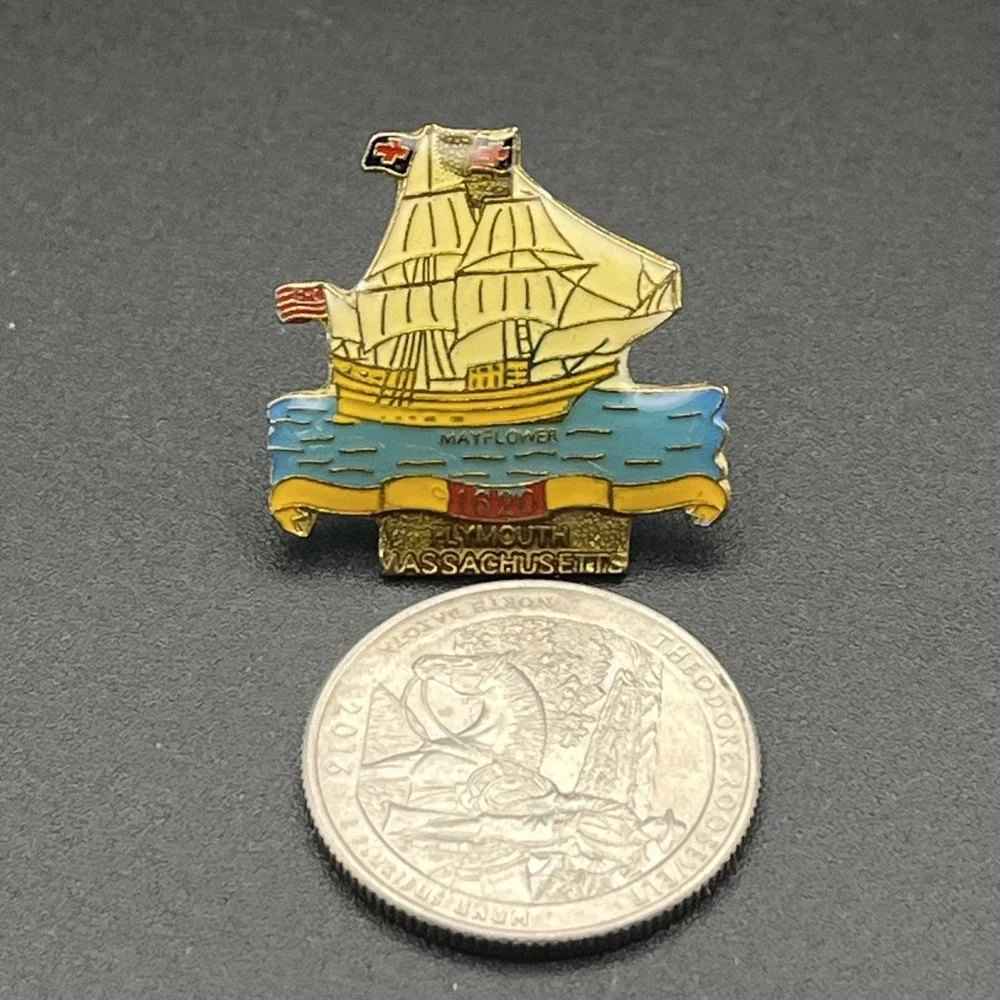 Vintage Plymouth Massachusetts Mayflower‎ Ship USA Lapel Hat Pin